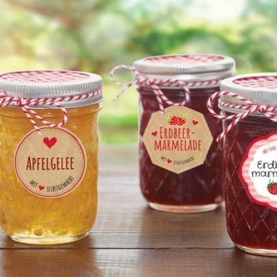 Trei borcane etichetate cu diverse tipuri de dulceaţă