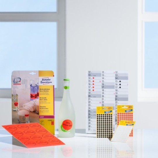 Diverse produse cu etichete de marcare roşu neon