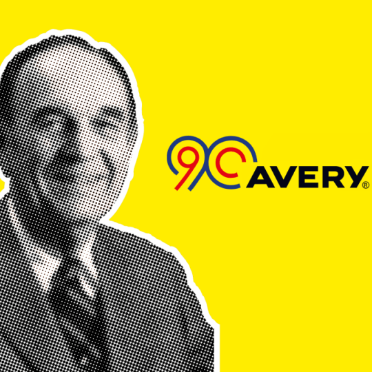 fotografie cu Stan Avery și logo-ul Avery's 90th anniversary pe fundal galben